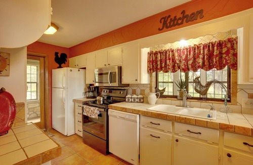 Bryan House | 'Nini's Love' Cottage w/Deck + Fishing Pond!