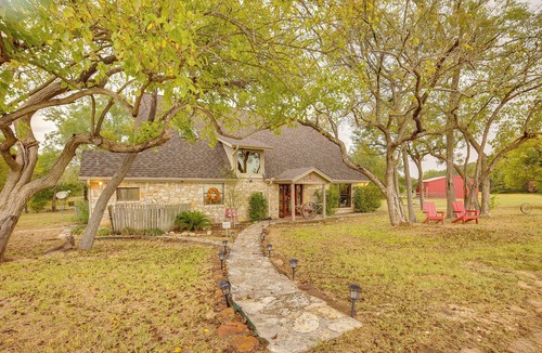 Bryan House | 'Nini's Love' Cottage w/Deck + Fishing Pond!