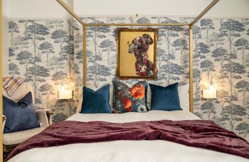 Redcliffe Apartment | Niru Experience Chelsea Oasis with Courtyard