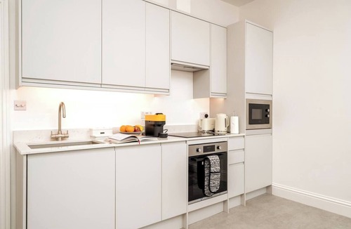 Earl's Court Apartment | Niru Experience Elegant Apartment in Kensington