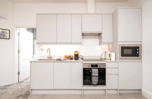 Earl's Court Apartment | Niru Experience Elegant Apartment in Kensington