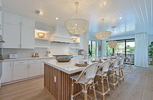 Ilexhurst House | Nirvana Sunset~Across from Beach, Heated Pool/Spa!