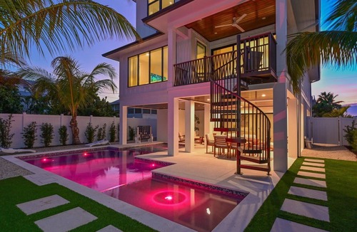 Ilexhurst House | Nirvana Sunset~Across from Beach, Heated Pool/Spa!