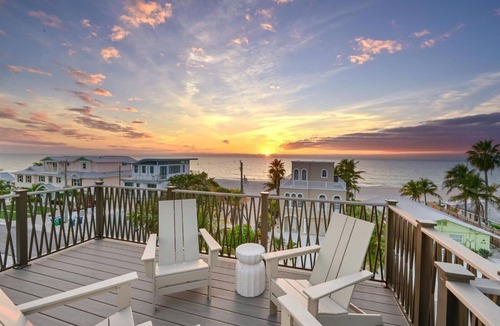 Ilexhurst House | Nirvana Sunset~Across from Beach, Heated Pool/Spa!
