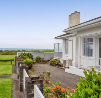 Rewa House | No 1 Beachfront Holiday Home