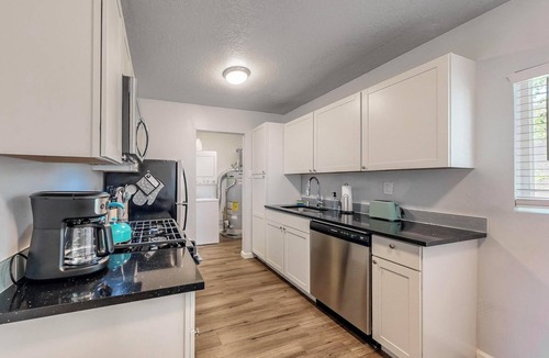 University Heights Apartment | No.1: King bed, 1b/1b, Walk to UNM