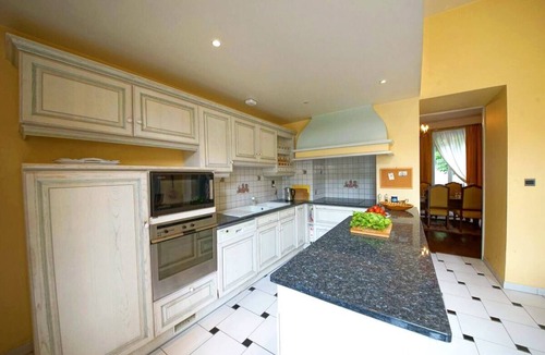 Riberac Villa | No 1 Place Jules Brunet I Private estate in the centre of a french market town