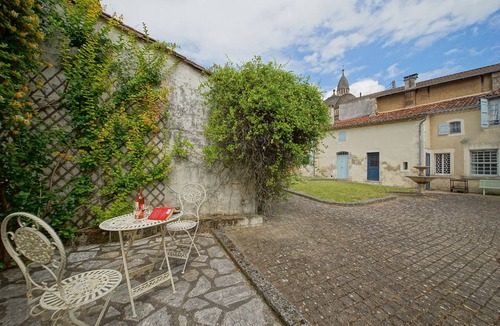 Riberac Villa | No 1 Place Jules Brunet I Private estate in the centre of a french market town