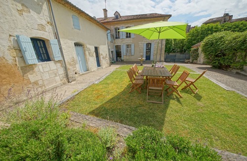 Riberac Villa | No 1 Place Jules Brunet I Private estate in the centre of a french market town