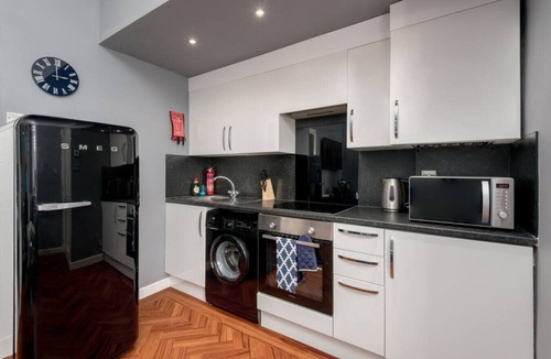 Dunfermline Apartment | No.10 - by StayDunfermline