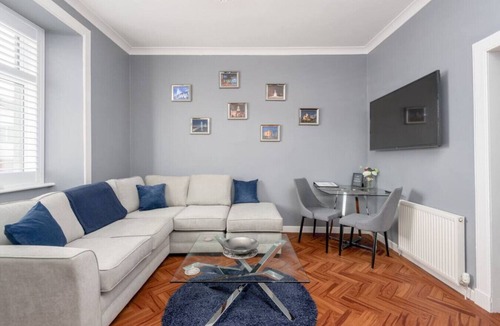 Dunfermline Apartment | No.10 - by StayDunfermline