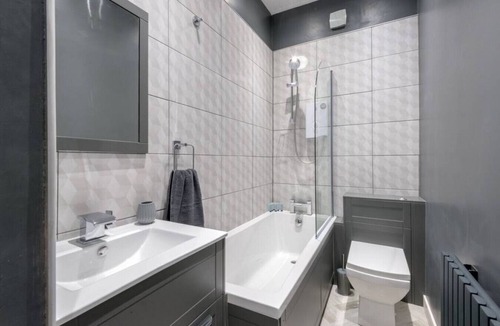 Dunfermline Apartment | No.10 - by StayDunfermline