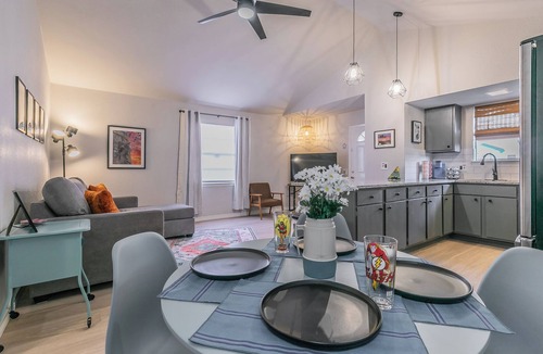 Fort Worth House | No Cleaning Fee!~King Bed~Near Dickies,TCU, cultural district~Sleeps 6