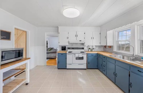 Bristol House | No cleanup chores, arcade, fire pit, close to casino, I81, downtown.