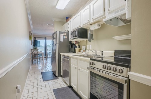 El Centro Beach Condo | No elevators! Pool! Free Parking!