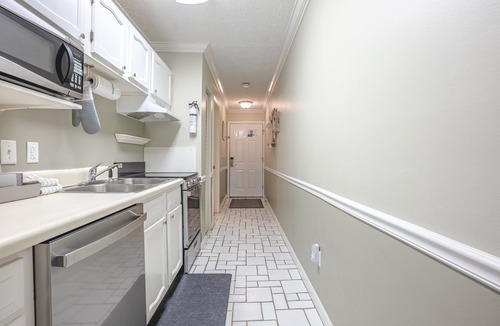 El Centro Beach Condo | No elevators! Pool! Free Parking!