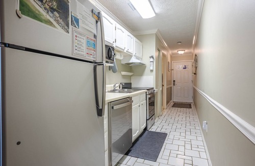 El Centro Beach Condo | No elevators! Pool! Free Parking!