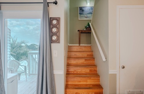 El Centro Beach Condo | No elevators! Pool! Free Parking!