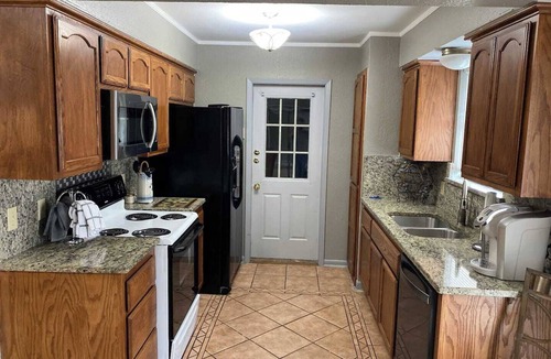 South Side House | No Frills 2BR Stay | Work Crews & Extd Stays