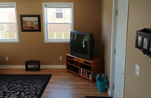 Carrying Place House | NO LONGER RENTING - Casual waterfront cottage on Weller's Bay