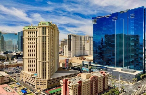 Las Vegas Condo | No Resort Fee ! Balcony Strip View Suite - Pool