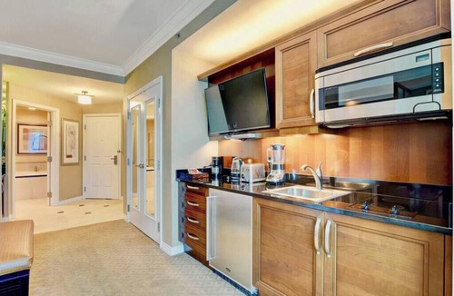 Las Vegas Condo | No Resort Fee ! Strip View Suite - Pools & Parking