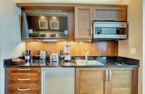 Las Vegas Condo | No Resort Fee ! Strip View Suite - Pools & Parking