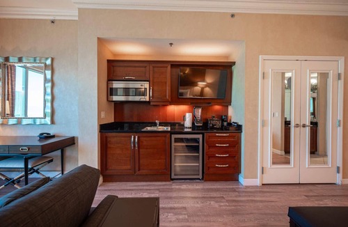 Las Vegas Condo | No Resort Fee Strip View Balcony+Free Valet+ Pool