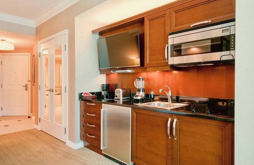 Las Vegas Condo | No Resort Fee ! Strip View Suite - Pools & Parking