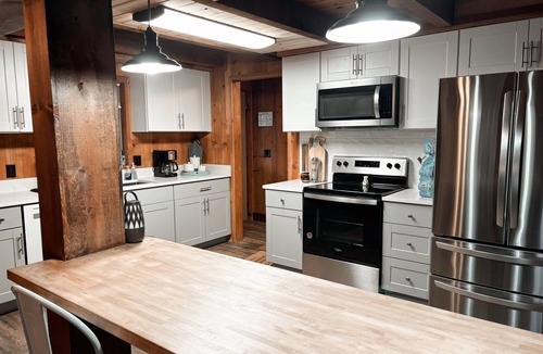 Cleveland Cabin | No Service Fee! Mountain Views, Arcade, Firepit!