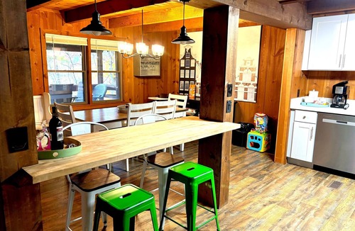 Cleveland Cabin | No Service Fee! Mountain Views, Arcade, Firepit!