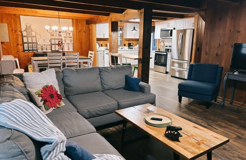 Cleveland Cabin | No Service Fee! Mountain Views, Arcade, Firepit!