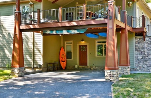 Johnsonville Apartment | “No Sleep ‘Til Brooklyn “- Vintage Eclectic Studio