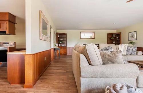 New Holland House | No steps. Quiet street in heart of Amish country. Close to tourist attractions.