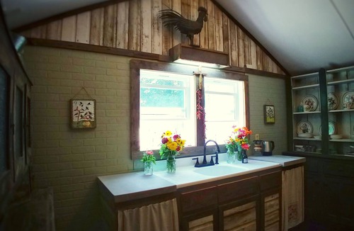 Providence House | "No wifi no problem" 1910 Renovated Bunkhouse