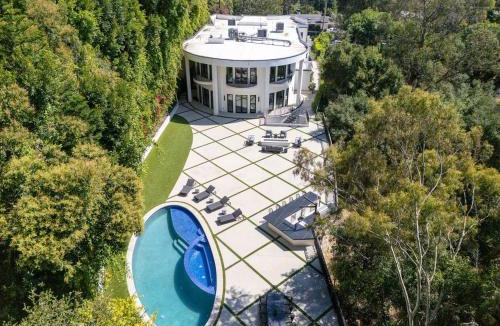 Brentwood House | Noble Crest