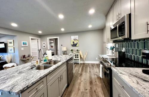 Mid America Villa | NoDouble Sam's 2 Kings Hot Tub Lake Access