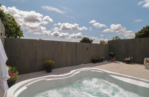 Bishop Sutton House | Noflash Malpal