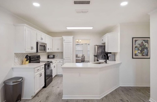 Tyler House | Noir at Hollytree Dr. Perfect Location!