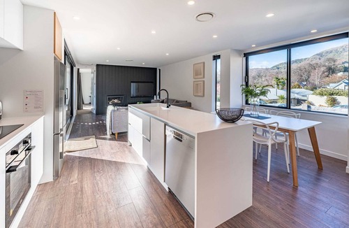 Wanaka House | Noir South Retreat Th