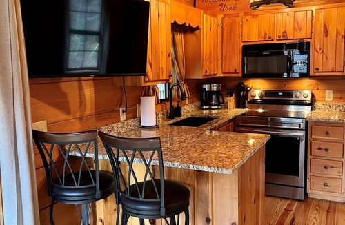 Erwin Cabin | Nolichucky Nook-Cozy, Riverfront Cabin!