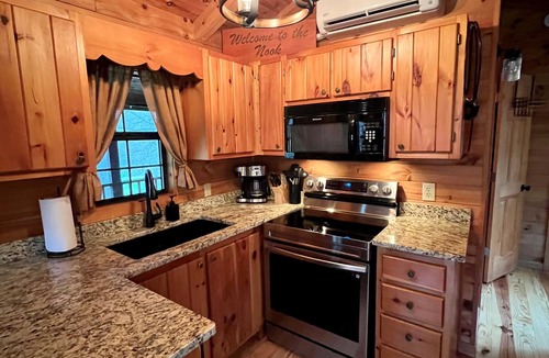 Erwin Cabin | Nolichucky Nook-Cozy, Riverfront Cabin!
