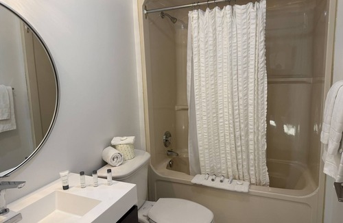 Harcourt Resort | Nomi - 302 and 315 King Room