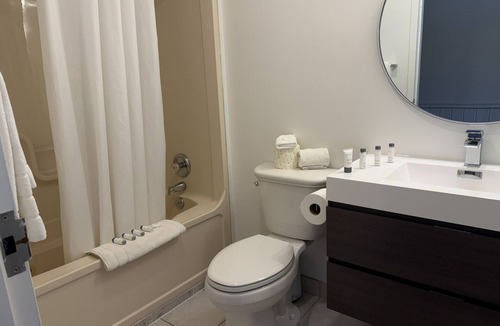Harcourt Resort | Nomi - 304 King Suite