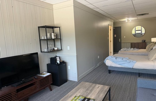 Harcourt Resort | Nomi - 305 Queen Studio (Family Room)
