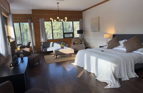 Harcourt Resort | Nomi - King Suite (303)