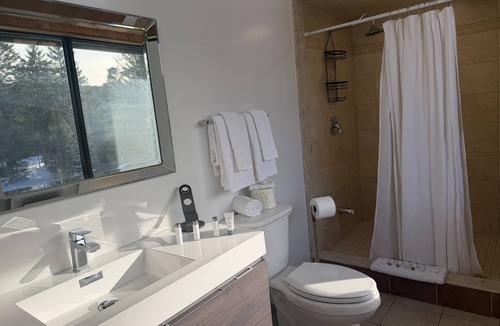 Harcourt Resort | Nomi - King Suite (303)