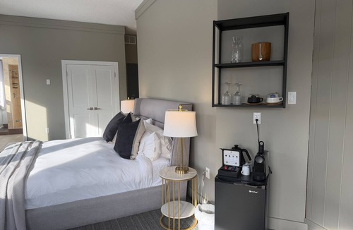 Harcourt Resort | Nomi - King Suite (314)