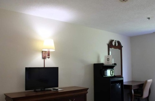 Mount Vernon House | Non-Smoking Triple Queen Room at FairBridge Inn Express Mt Vernon