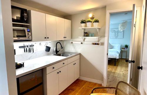 Carleton Place Apartment | NookSide Nest 1 bedroom Upstairs suite King, Kitchenette, Parking